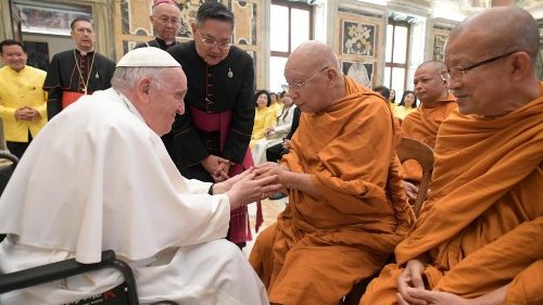Audiencia del Papa a los budistas tailandeses junto a representantes católicos. 