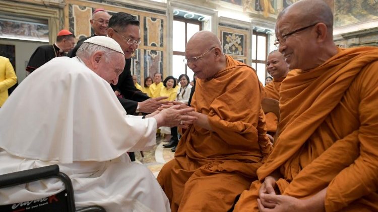 태국 불교 대표단과 인사 나누는 교황