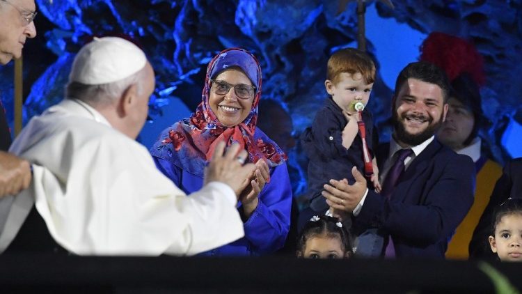 Papa Francesco saluta una famiglia presente in Aula Paolo VI