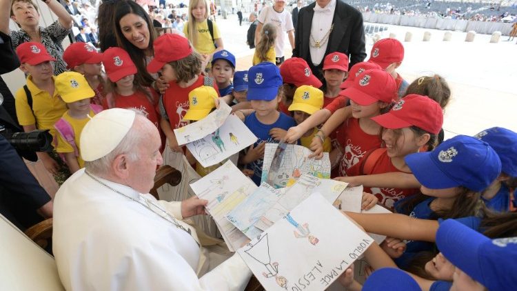 Skupina ukrajinských dětí u papeže