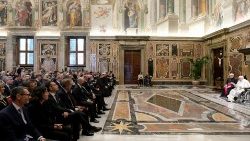 Die Teilnehmer an der Konferenz bei Papst Franziskus