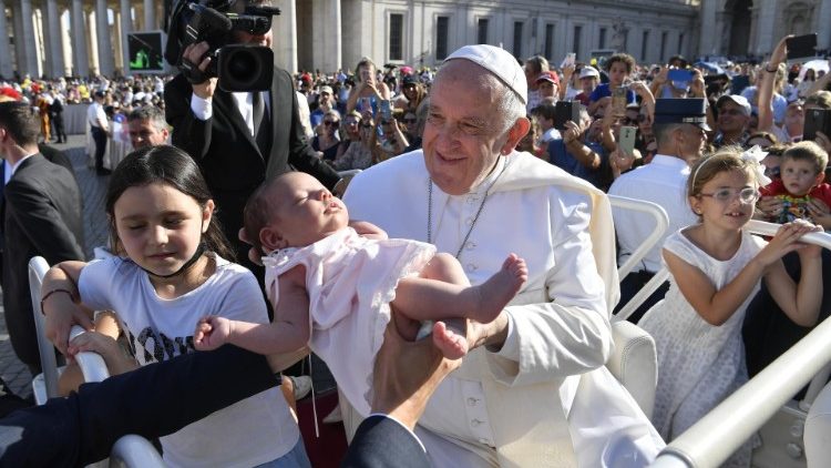 Papež: Církev se zrodila z jedné rodiny a tvoří ji především rodiny