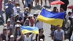 Ukrainos vėliavos sekmadienio maldos susitikime Šv. Petro aikštėje