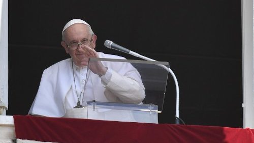 El Papa Francisco saluda a los peregrinos y fieles en la Plaza de San Pedro