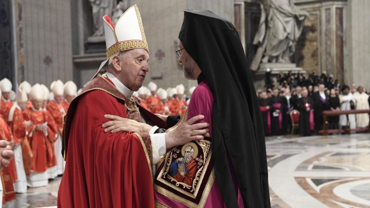 콘스탄티노폴리스 총대주교 사절단과 인사를 나누는 프란치스코 교황