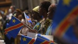 Des fidèles congolais participants à la messe célébrée par le Pape François le 3 juillet 2022 dans la basilique Saint-Pierre.