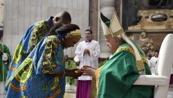האפיפיור פרנציסקוס במיסה לקהילה הקונגולית ברומא מוקדם יותר במהלך השנה