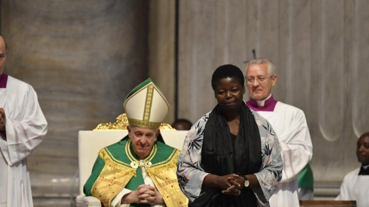 Il Papa con suor Rita, durante la Messa per la comunità congolese di Roma a San Pietro (3 luglio 2022)