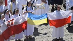 Ordensfrauen haben zum Angelus-Gebet auf dem Petersplatz am 17.7.2022 auch eine Ukraine-Flagge mitgebracht