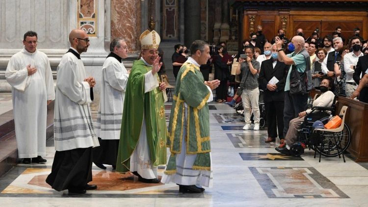 El cardenal Angelo De Donatis en la Misa celebrada en la Basílica Vaticana con motivo de la II Jornada Mundial de los Abuelos y de los Mayores