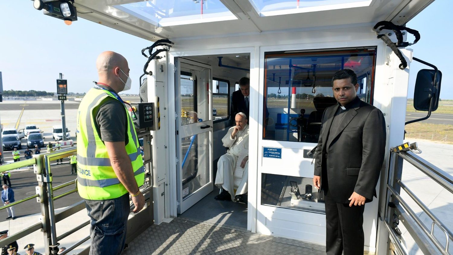Francisco partió hacia Canadá, inició su "peregrinación penitencial" -  Vatican News