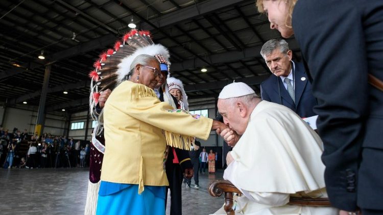 El Papa la mano de una anciana indígena durante la ceremonia de bienvenida en el aeropuerto