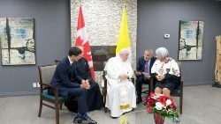 캐나다 에드먼턴 공항에 도착해 트뤼도 총리와 사이먼 연방 총독을 만나고 있는 프란치스코 교황