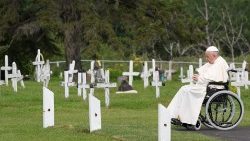 Papst Franziskus auf einem Friedhof in Maskwacis, Kanada, auf dem auch die sterblichen Überreste früherer indigener Internatskinder liegen