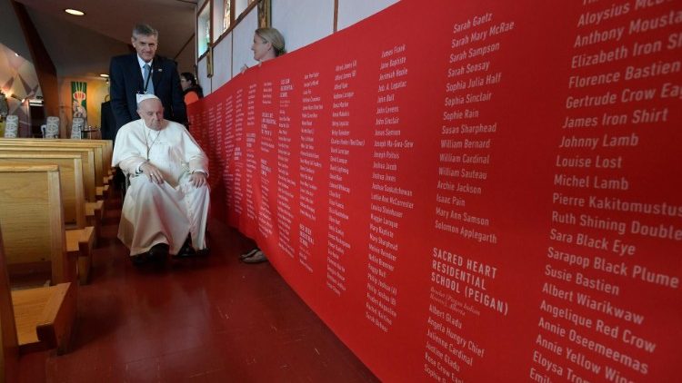Na igreja dedicada a Nossa Senhora das Sete Dores, o Papa Francisco abençoa uma longa faixa com os nomes das crianças das escolas residenciais