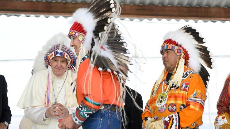 O Papa com o cocar de plumas cercado por líderes indígenas (Vatican Media)