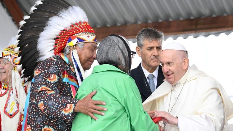 Le Pape saluant un couple d'autochtones, à la fin de la rencontre - 25.07.2022