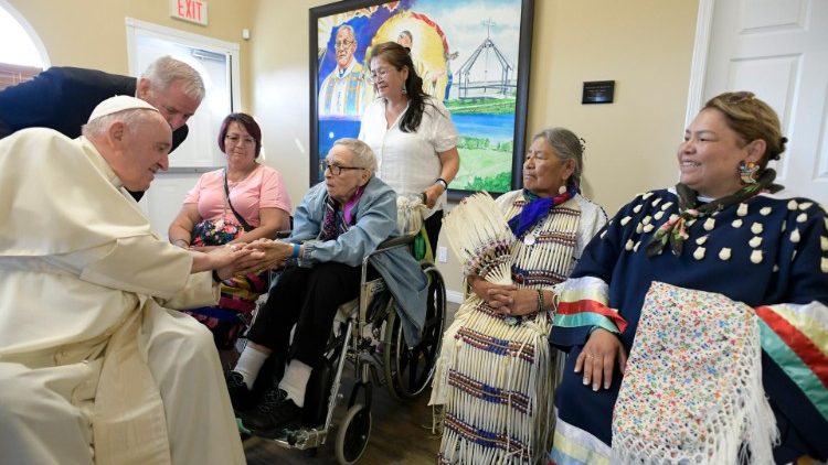 Il Papa incontra alcuni anziani indigeni prima della liturgia della Parola al Lac Ste. Anne