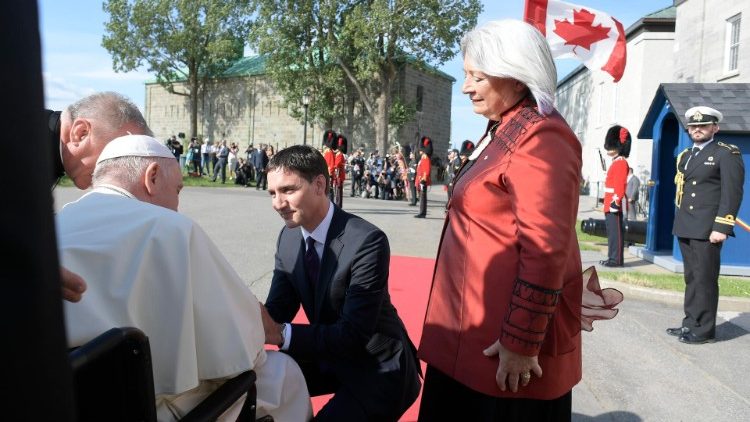 サイモン総督とトルドー首相に迎えられた教皇フランシスコ　2022年7月27日　カナダ　ケベック・シティ　