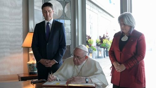 Devant les autorités à Québec, le Pape dénonce les colonisations idéologiques