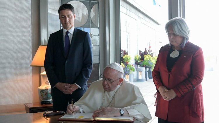 Le Pape François à Québec avec le Premier ministre du Canada Justin Trudeau et la gouverneure générale du pays, Mary Simon, mercredi 27 juillet 2022. 