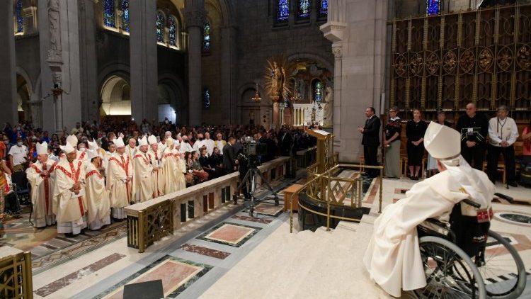 기적의 성녀 안나상이 있는 경당을 바라보며 기도하는 교황