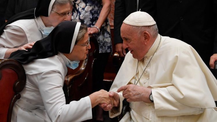 Le Pape François et des religieuses lors de la prière des vêpres, le 28 juillet 2022, en la basilique de Notre-Dame de Québec