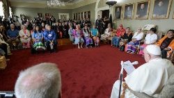 Der Papst im Gespräch mit den Indigenen Kanadas, hier in Quebec, vor einem Jahr