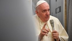 カナダからの帰国便機内で記者団と話す教皇フランシスコ　2022年7月30日