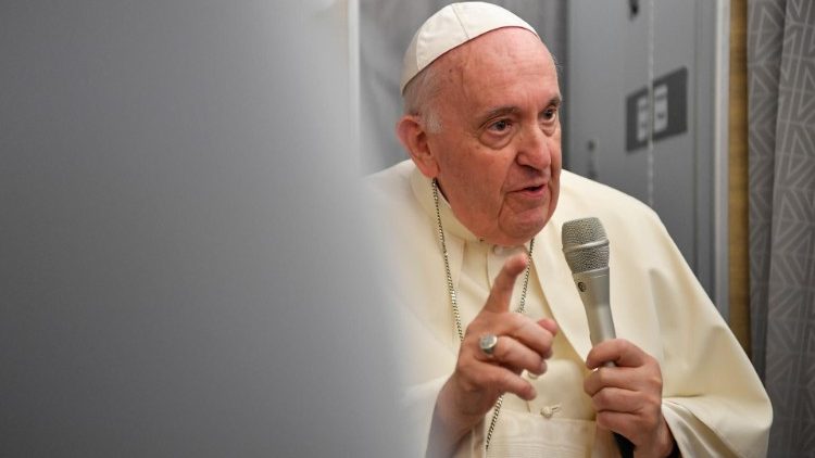教皇フランシスコ、教皇の飛行機に乗ってジャーナリストに語りかける