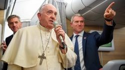 カナダから帰国の機内で記者団の質問に応じる教皇フランシスコ　2022年7月30日