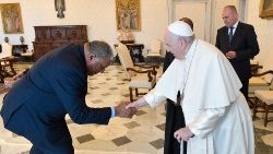 Präsident Wiliame Katonivere mit dem Papst