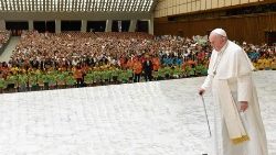 Nicht mehr auf den Rollstuhl angewiesen: Papst Franziskus beim Betreten der Audienzhalle an diesem Mittwoch
