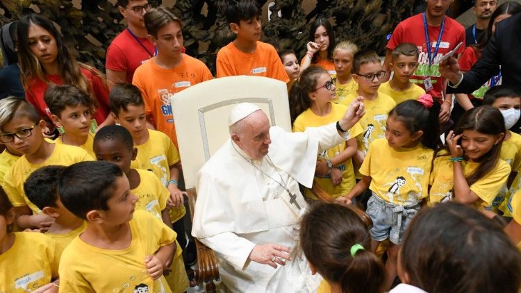 El Papa rodeado de niños y jóvenes al final de la audiencia