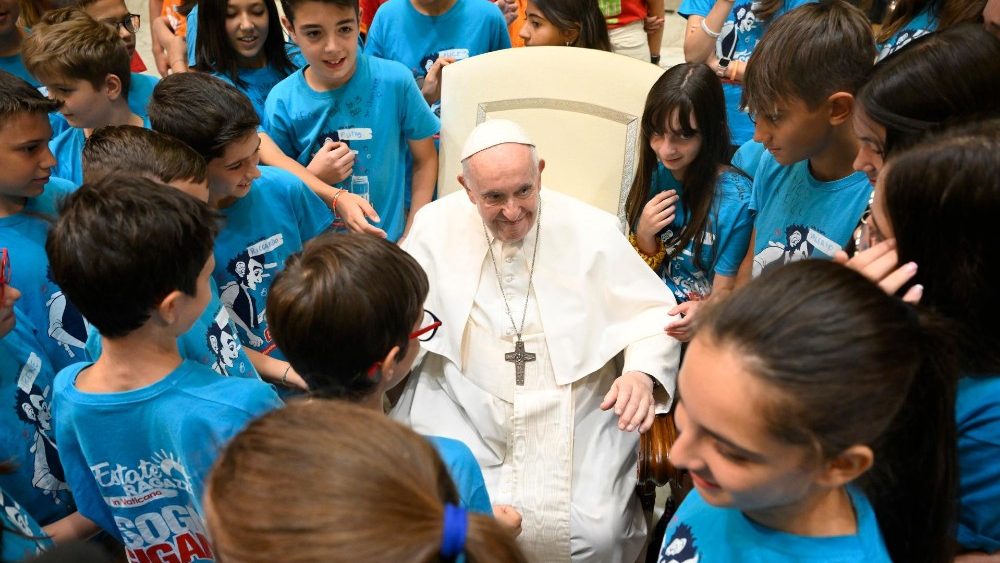 El Papa saluda a los chicos del Centro veraniego en el Vaticano