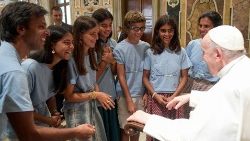 ‘에퀴프 노트르담’ 소속 청년 팀 젊은이들과 함께한 프란치스코 교황