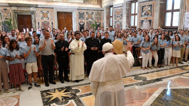 Il Papa saluta i giovani delle Equipe Notre-Dame