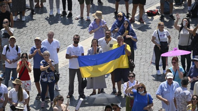 Các tín hữu Ucraina tại buổi đọc kinh Truyền tin