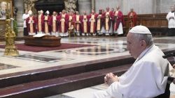 Papa Francisco participando das exéquias do Card. Tomko