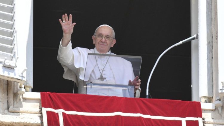 Papa Francisco saúda os fiéis reunidos na Praça São Pedro para o Angelus