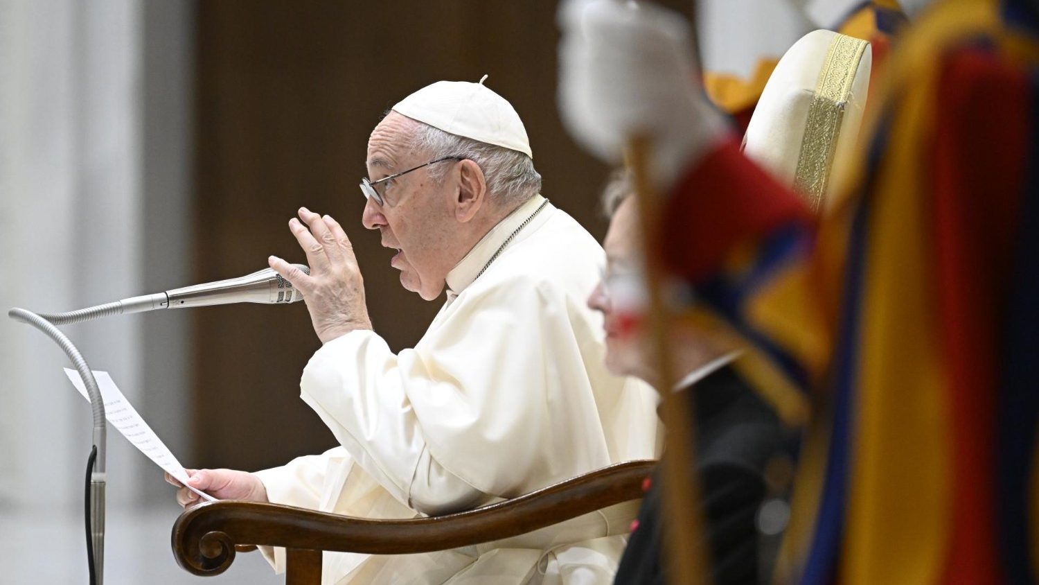 Pope at Audience: ‘Alliance between youth and elderly will save humanity’