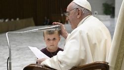 Papa Francisco com uma criança na Audiência geral