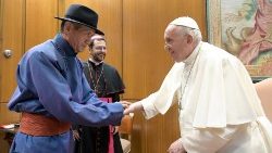 Le Pape François saluant l'ancien président de Mongolie, Nambar Enkhabayar, le 24 août 2022.