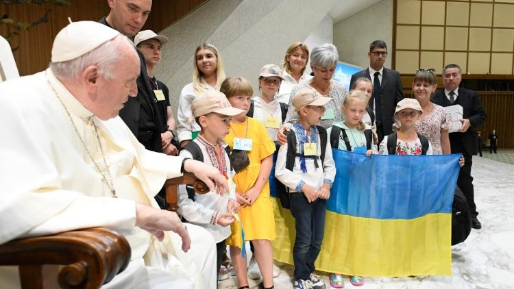 Papa përshëndet disa fëmijë ukrainas në audiencën e përgjithshme