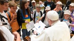 Grupo de crianças ucranianas atendidas pela Caritas italiana encontraram o Papa na Audiência Geral desta quarta-feira