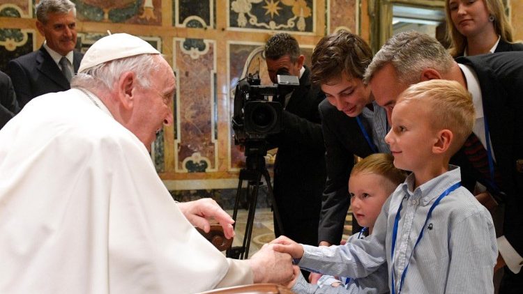El Papa saluda a hijos de integrantes de la International Catholic Legislators Network