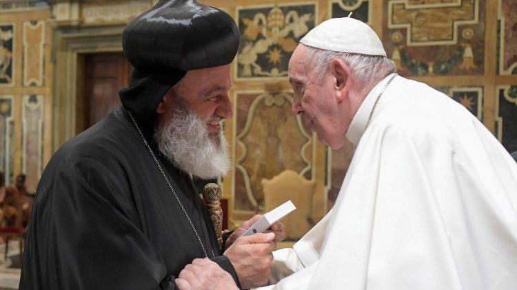 Francisco saluda a Ignatius Aphrem II, Patriarca de la Iglesia Ortodoxa Siria
