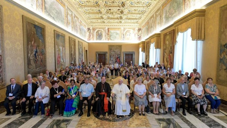 Mas de 130 participantes en la Asamblea Mundial de Institutos Seculares reunidos con el Papa en la Sala del Consistorio del Vaticano