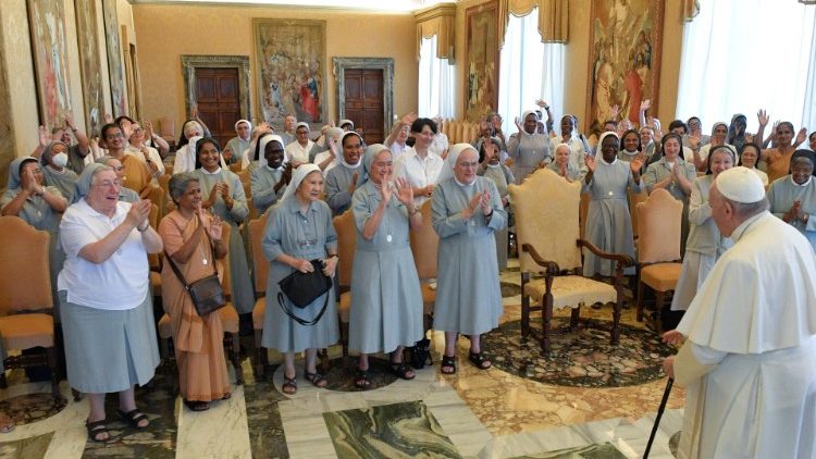 Le Pape François rencontre les participants au Chapitre général des Filles de la Charité canossiennes, le 26 août 2022.