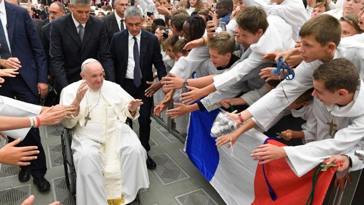 Le Pape François et les servants d'autel de France, en salle Paul VI, le vendredi 26 août. 